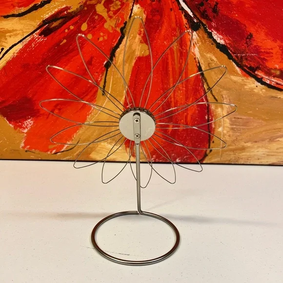 Metal Flower Wire Sculpture/Photo holder - Picture 2 of 4